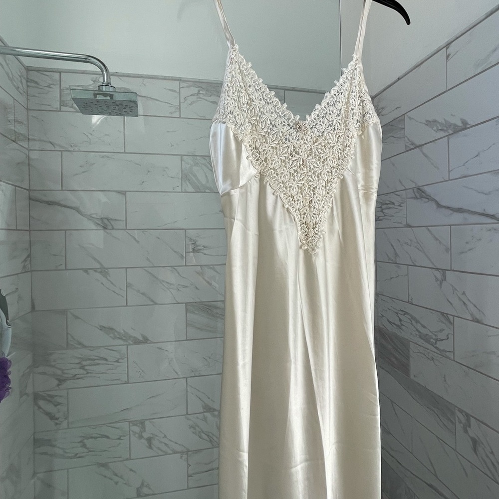 Vintage silk cream nightgown and kimono set. Beautiful lace detail. SIZE M
